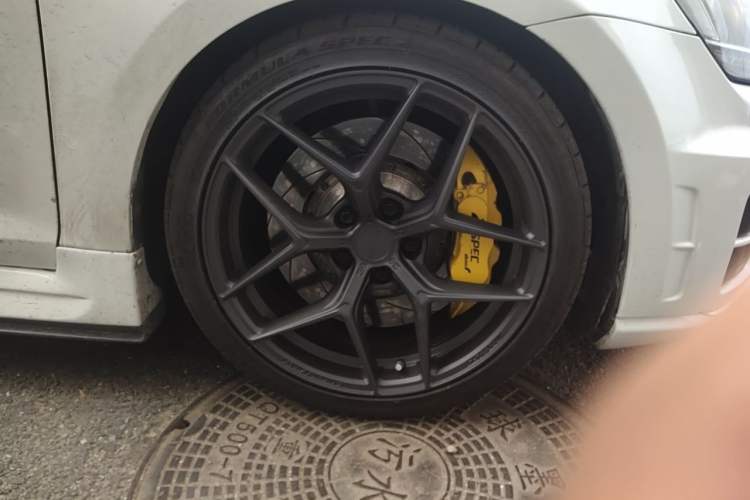 Used Volkswagen Golf 2015 2.0 TSI R Right Front Wheel Hub