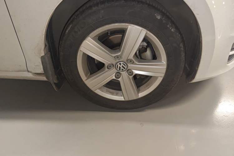 Used Volkswagen Golf 2015 1.4TSI Automatic Comfort Model Right Front Wheel Hub