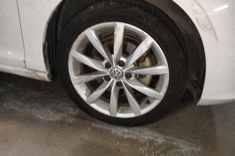 Used Volkswagen Golf 2015 1.4TSI Automatic Flagship Model Right Front Wheel Hub