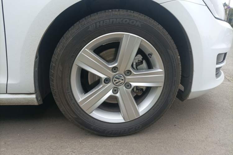 Used Volkswagen Golf 2015 1.6L Automatic Comfort Model Right Front Wheel Hub