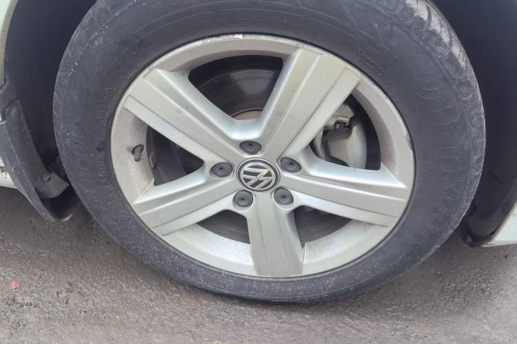 Used Volkswagen Golf 2015 1.6L Automatic Comfort Model Right Front Wheel Hub