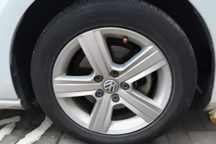 Used Volkswagen Golf 2015 1.6L Automatic Comfort Model Right Front Wheel Hub