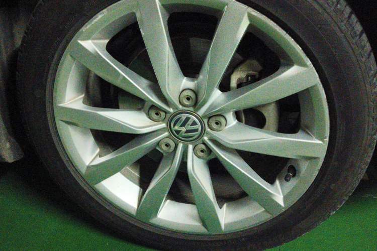 Used Volkswagen Golf 2015 1.4TSI Automatic Flagship Model Right Front Wheel Hub