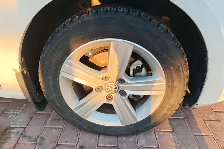 Used Volkswagen Golf 2015 1.6L Automatic Comfort Model Right Front Wheel Hub