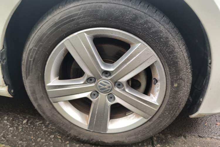 Used Volkswagen Golf 2015 1.6L Automatic Comfort Model Right Front Wheel Hub