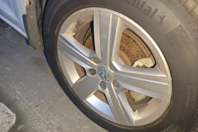 Used Volkswagen Golf 2015 1.4TSI Automatic Luxury Model Right Front Wheel Hub