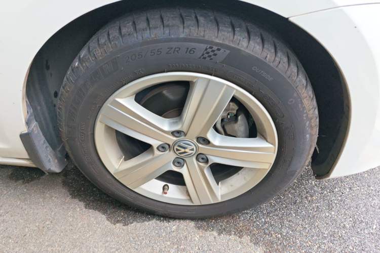 Used Volkswagen Golf 2015 1.4TSI Automatic Comfort Model Right Front Wheel Hub