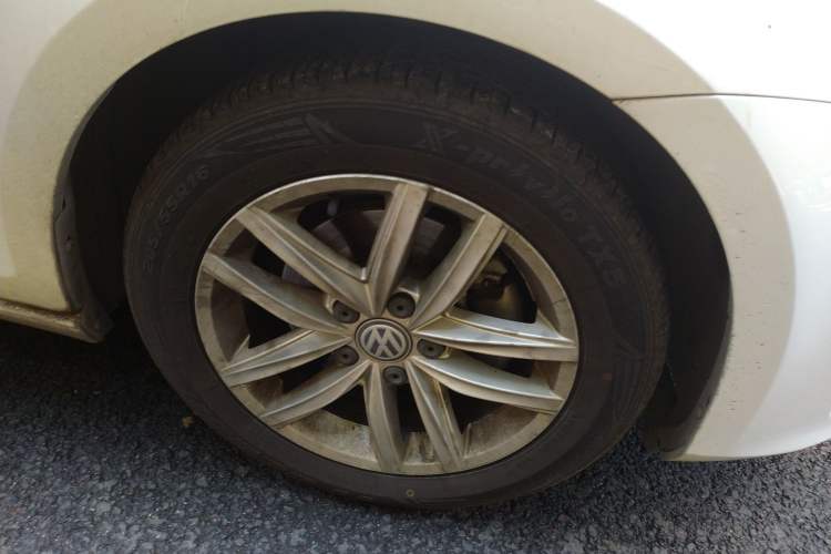Used Volkswagen Golf 2015 1.4TSI Automatic Luxury Model Right Front Wheel Hub