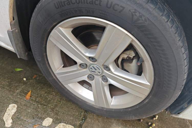 Used Volkswagen Golf 2015 1.4TSI Automatic Luxury Model Right Front Wheel Hub