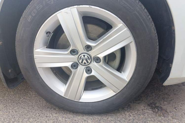 Used Volkswagen Golf 2015 1.4TSI Automatic Comfort Model Right Front Wheel Hub
