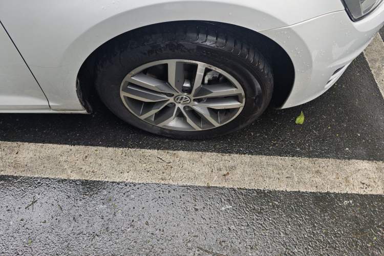 Used Volkswagen Golf 2015 1.4TSI Automatic Luxury Model Right Front Wheel Hub