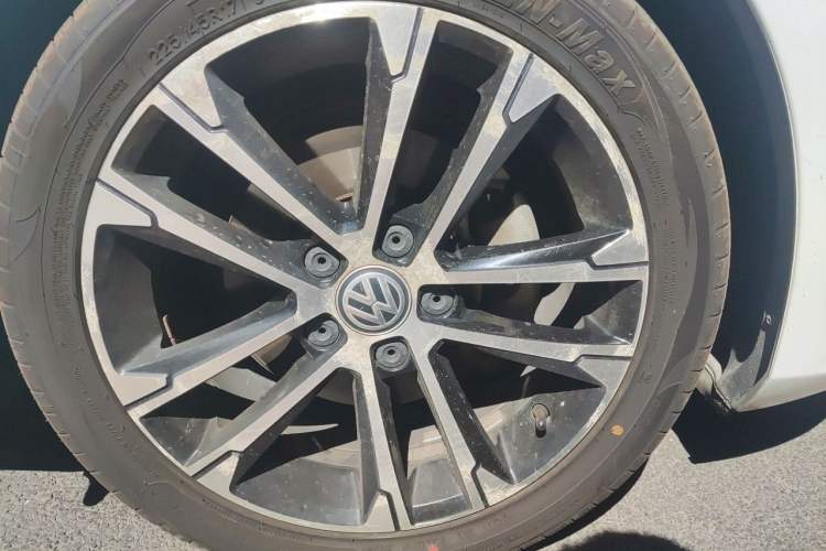 Used Volkswagen Golf 2015 1.4TSI Automatic Comfort Model Right Front Wheel Hub