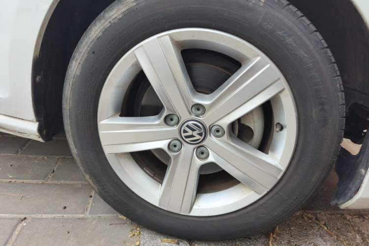 Used Volkswagen Golf 2015 1.4TSI Automatic Comfort Model Right Front Wheel Hub