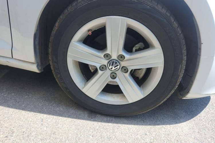 Used Volkswagen Golf 2015 1.4TSI Automatic Luxury Model Right Front Wheel Hub