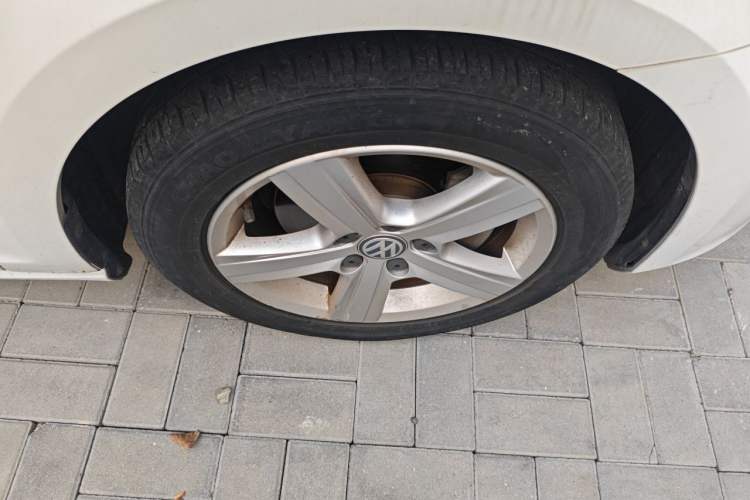 Used Volkswagen Golf 2015 1.4TSI Automatic Comfort Model Right Front Wheel Hub