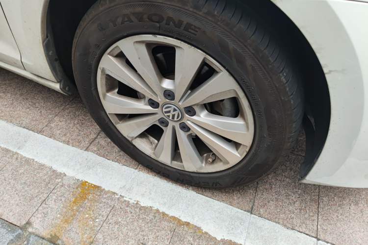 Used Volkswagen Golf 2015 1.4TSI Comfort Travel Edition Right Front Wheel Hub
