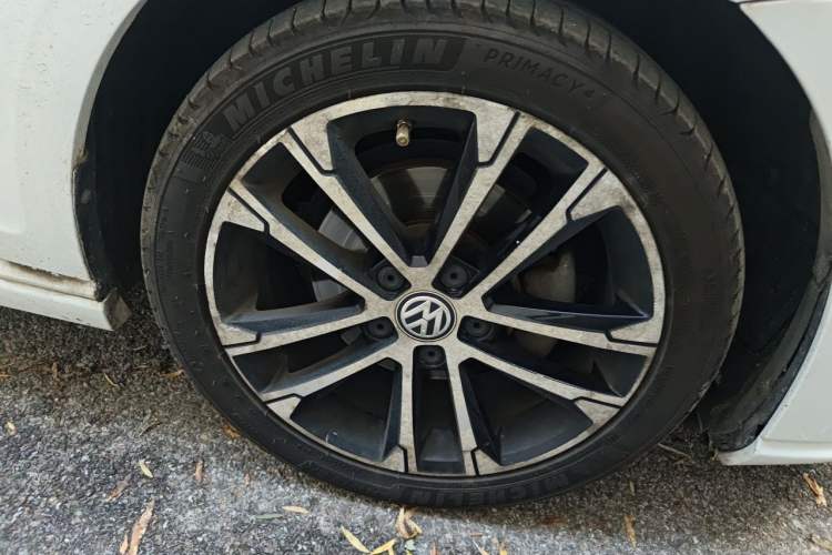 Used Volkswagen Golf 2015 1.4TSI Automatic R-Line Right Front Wheel Hub