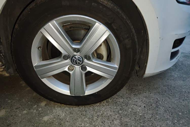 Used Volkswagen Golf 2015 1.4TSI Automatic Luxury Model Right Front Wheel Hub