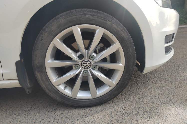 Used Volkswagen Golf 2015 1.4TSI Automatic Flagship Model Right Front Wheel Hub