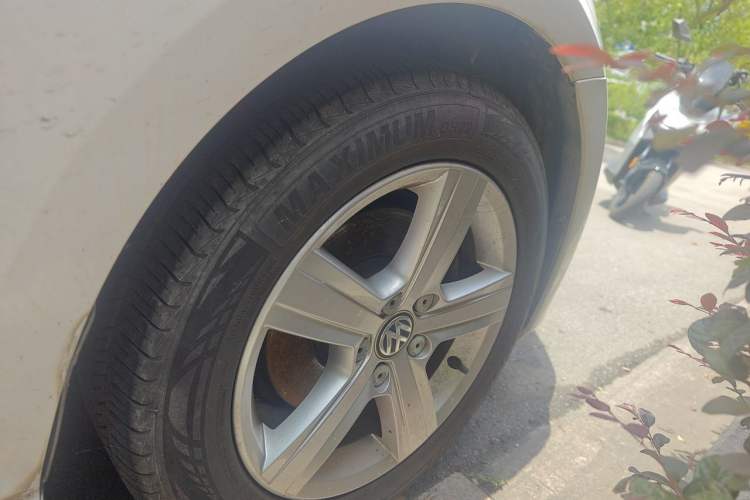 Used Volkswagen Golf 2015 1.4TSI Automatic Luxury Model Right Front Wheel Hub