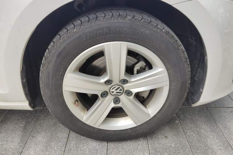 Used Volkswagen Golf 2015 1.6L Automatic Comfort Model Right Front Wheel Hub