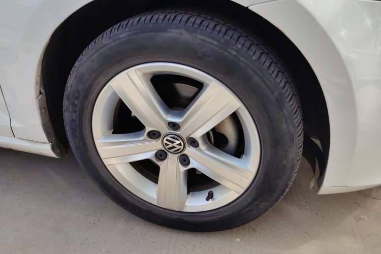 Used Volkswagen Golf 2015 1.6L Automatic Comfort Model Right Front Wheel Hub