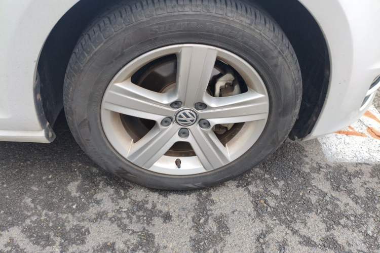 Used Volkswagen Golf 2015 1.6L Automatic Comfort Model Right Front Wheel Hub