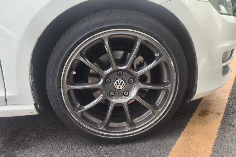Used Volkswagen Golf 2015 1.6L Automatic Fashion Model Right Front Wheel Hub
