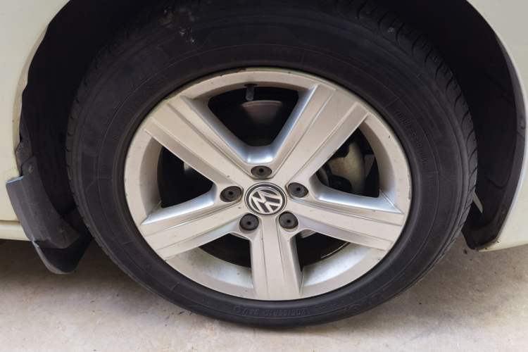 Used Volkswagen Golf 2015 1.4TSI Automatic Comfort Model Right Front Wheel Hub