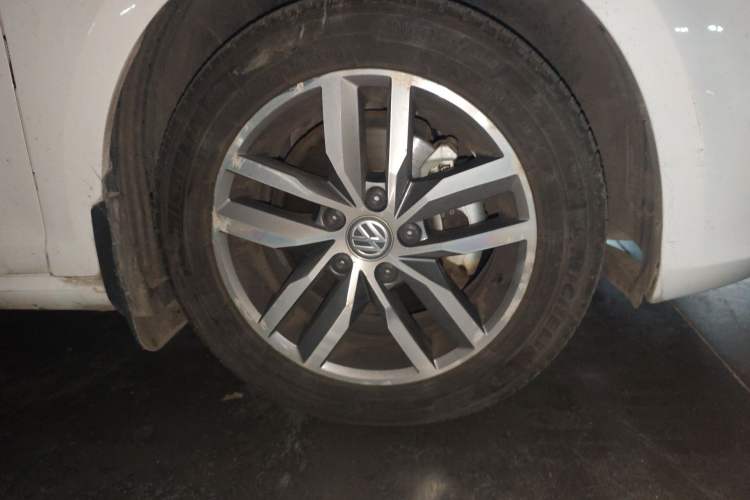 Used Volkswagen Golf 2015 1.4TSI Automatic Luxury Model Right Front Wheel Hub
