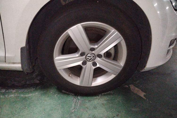 Used Volkswagen Golf 2015 1.4TSI Automatic Luxury Model Right Front Wheel Hub