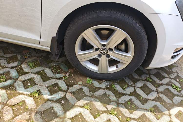 Used Volkswagen Golf 2015 1.4TSI Automatic Comfort Model Right Front Wheel Hub