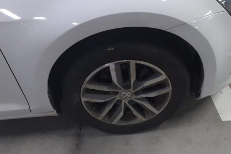 Used Volkswagen Golf 2015 1.4TSI Automatic Comfort Model Right Front Wheel Hub
