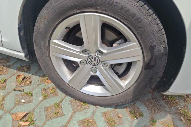 Used Volkswagen Golf 2015 1.4TSI Automatic Luxury Model Right Front Wheel Hub