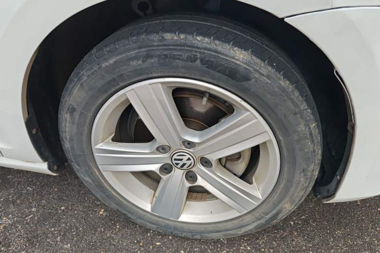 Used Volkswagen Golf 2015 1.6L Automatic Comfort Model Right Front Wheel Hub