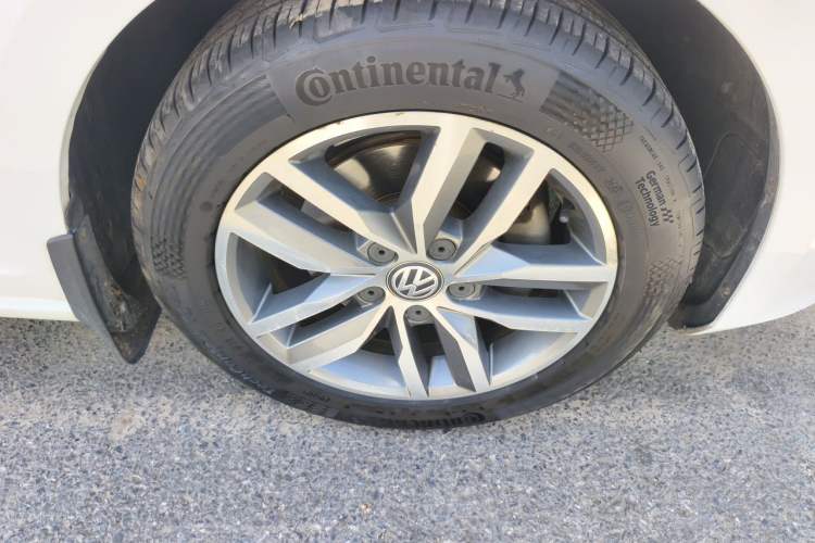 Used Volkswagen Golf 2015 1.4TSI Manual Comfort Model Right Front Wheel Hub