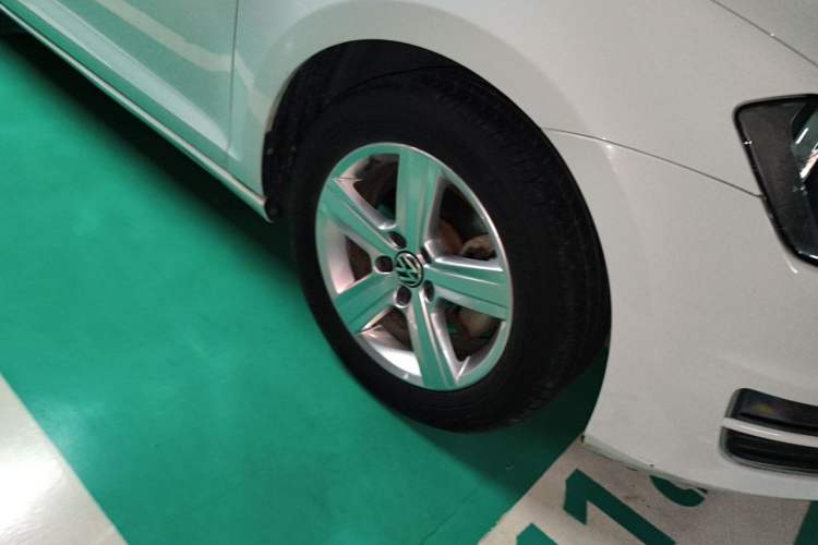 Used Volkswagen Golf 2015 1.4TSI Automatic Comfort Model Right Front Wheel Hub