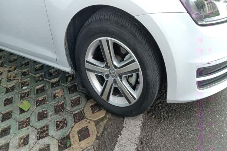 Used Volkswagen Golf 2015 1.4TSI Automatic Comfort Model Right Front Wheel Hub