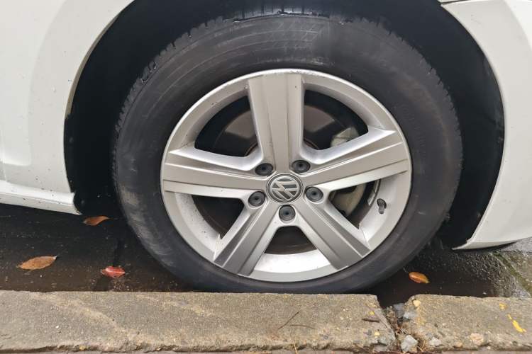 Used Volkswagen Golf 2015 1.6L Automatic Comfort Model Right Front Wheel Hub