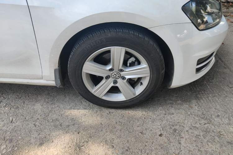 Used Volkswagen Golf 2015 1.6L Automatic Comfort Model Right Front Wheel Hub