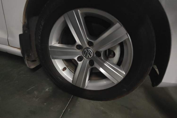 Used Volkswagen Golf 2015 1.4TSI Automatic Comfort Model Right Front Wheel Hub