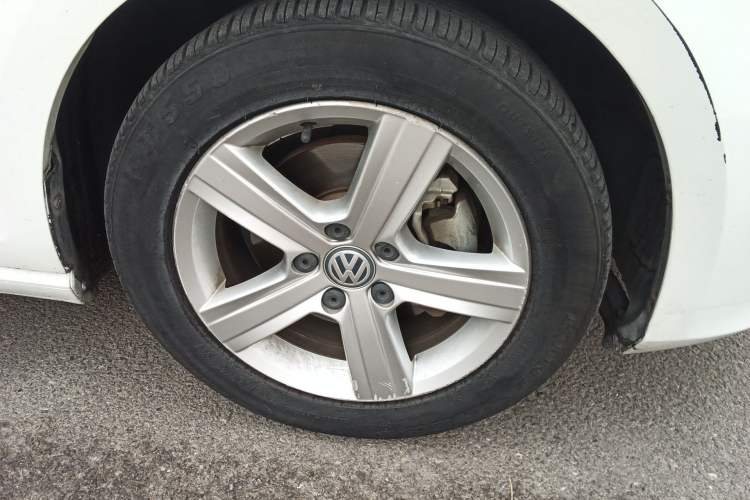 Used Volkswagen Golf 2015 1.4TSI Automatic Comfort Model Right Front Wheel Hub