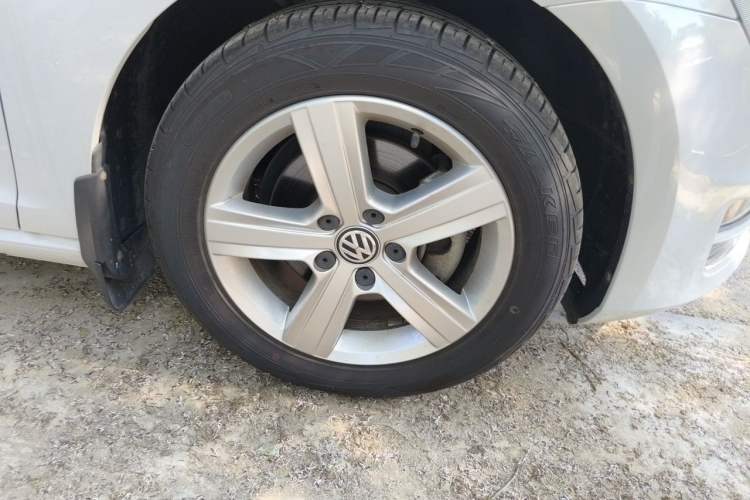 Used Volkswagen Golf 2015 1.6L Automatic Comfort Model Right Front Wheel Hub