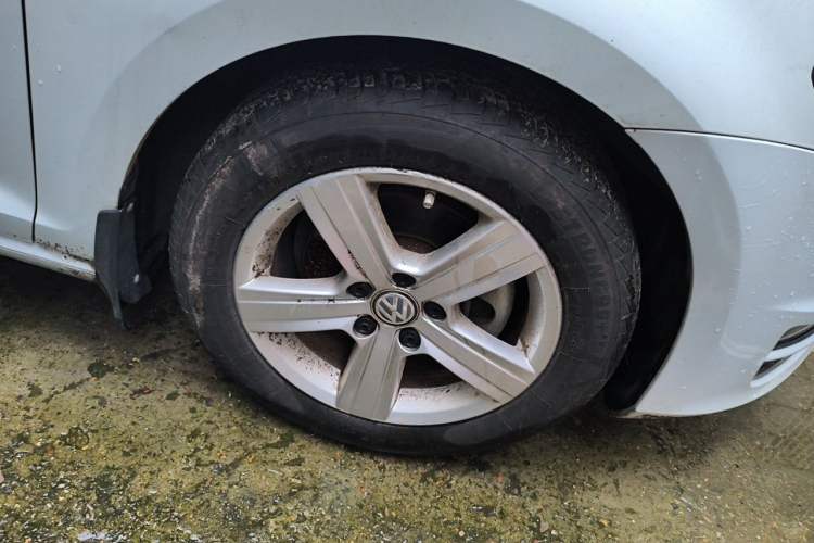 Used Volkswagen Golf 2015 1.6L Automatic Comfort Model Right Front Wheel Hub