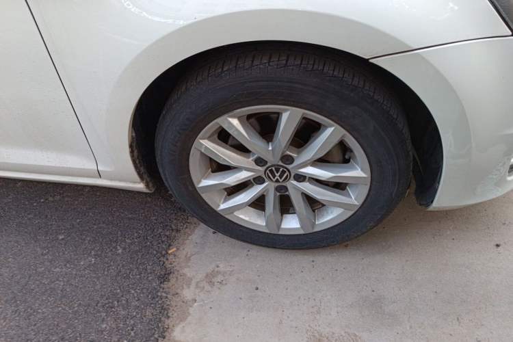 Used Volkswagen Golf 2015 1.6L Automatic Comfort Model Right Front Wheel Hub