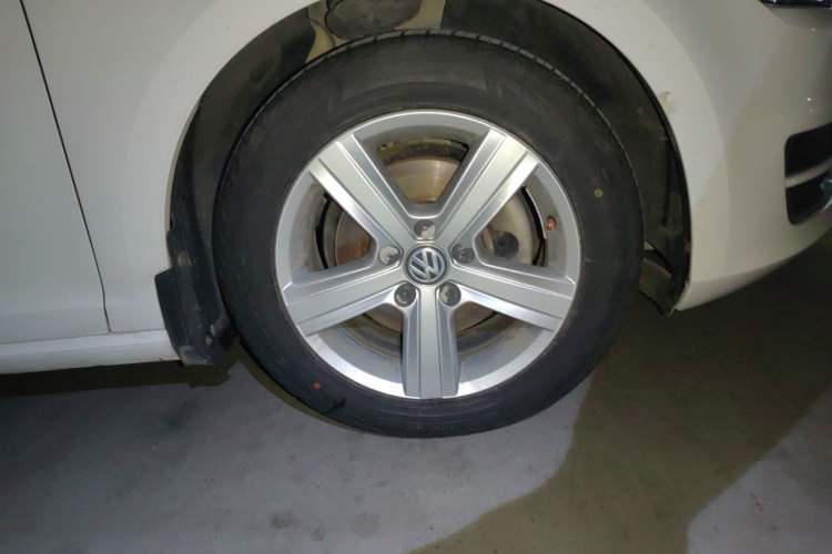 Used Volkswagen Golf 2015 1.4TSI Automatic Comfort Model Right Front Wheel Hub