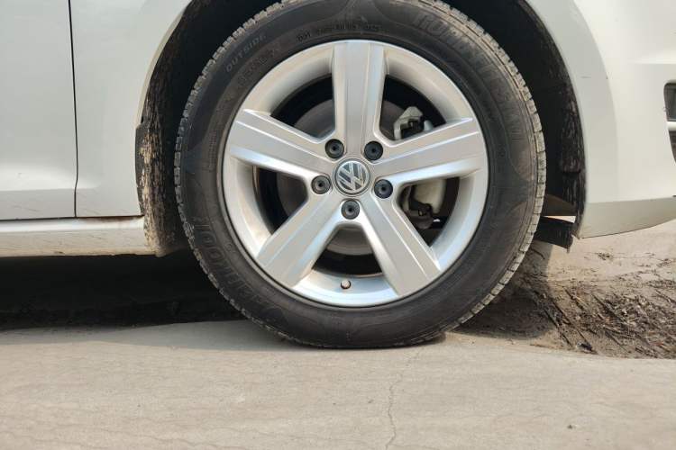Used Volkswagen Golf 2015 1.4TSI Automatic Comfort Model Right Front Wheel Hub