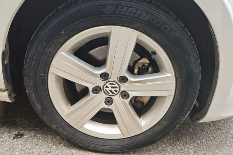 Used Volkswagen Golf 2015 1.4TSI Automatic Comfort Model Right Front Wheel Hub