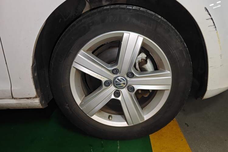 Used Volkswagen Golf 2015 1.4TSI Automatic Comfort Model Right Front Wheel Hub