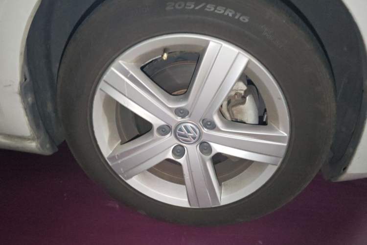 Used Volkswagen Golf 2015 1.4TSI Automatic Comfort Model Right Front Wheel Hub